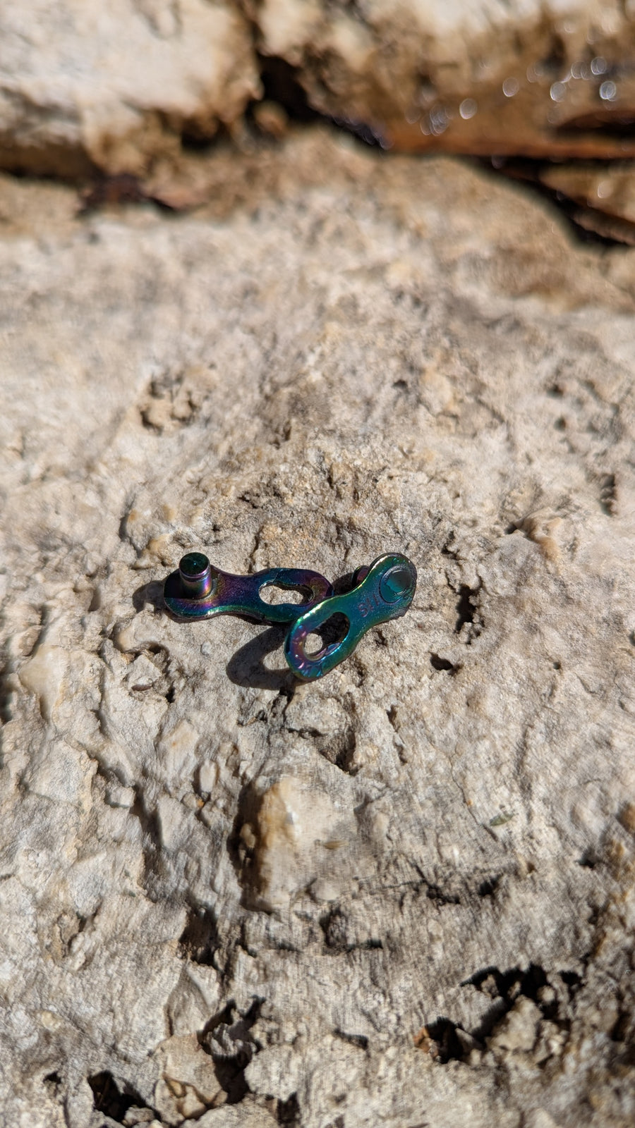 KMC X11 Aurora MissingLink 11-fach Kettenschloss in Aurora-Farbfinish, passend zur gewachsten KMC X11 Aurora Fahrradkette