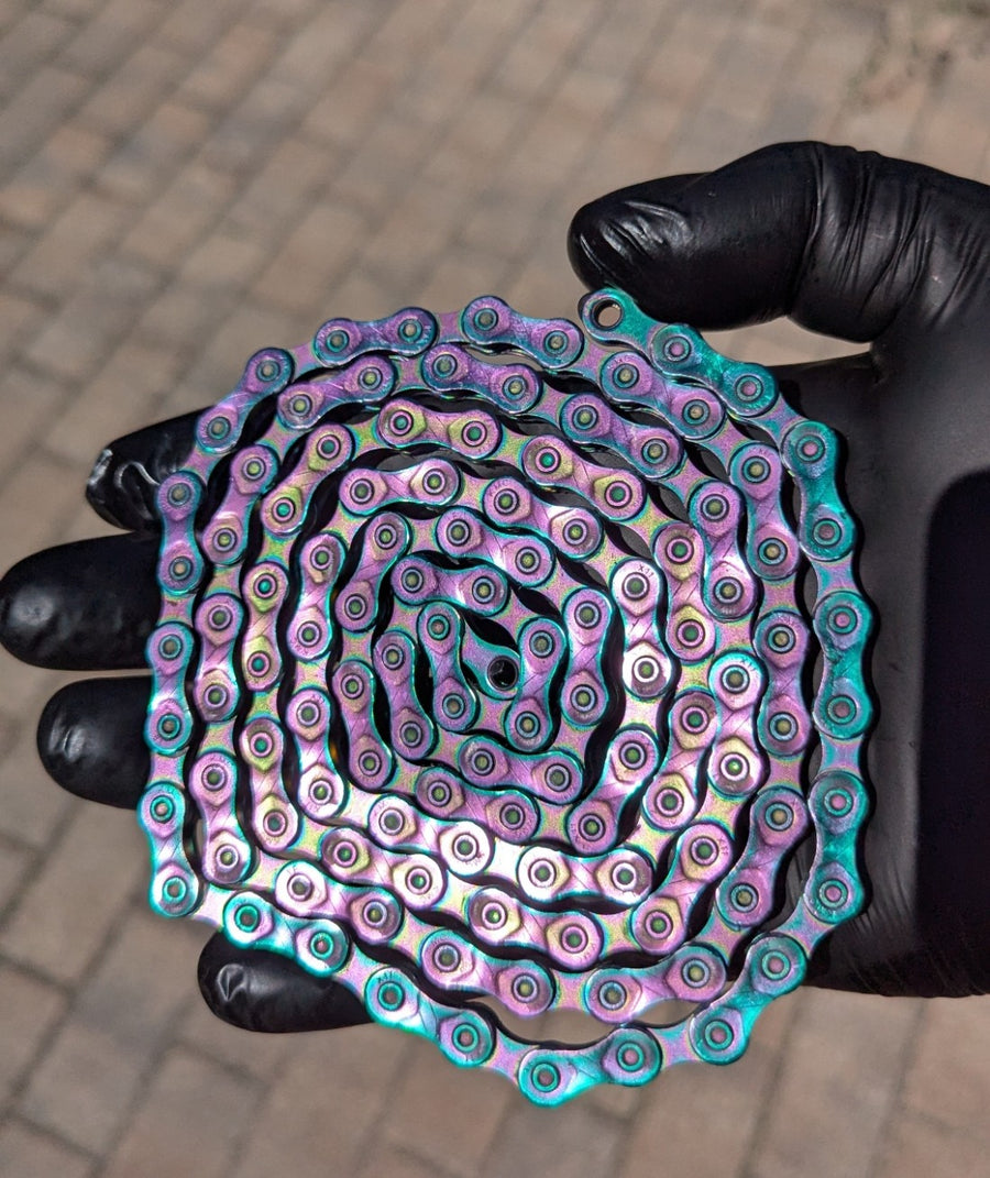 Detailaufnahme der KMC X11 Aurora 11-fach Fahrradkette, vorgewachst mit Molten Speed Wax für langlebigen und leisen Antrieb