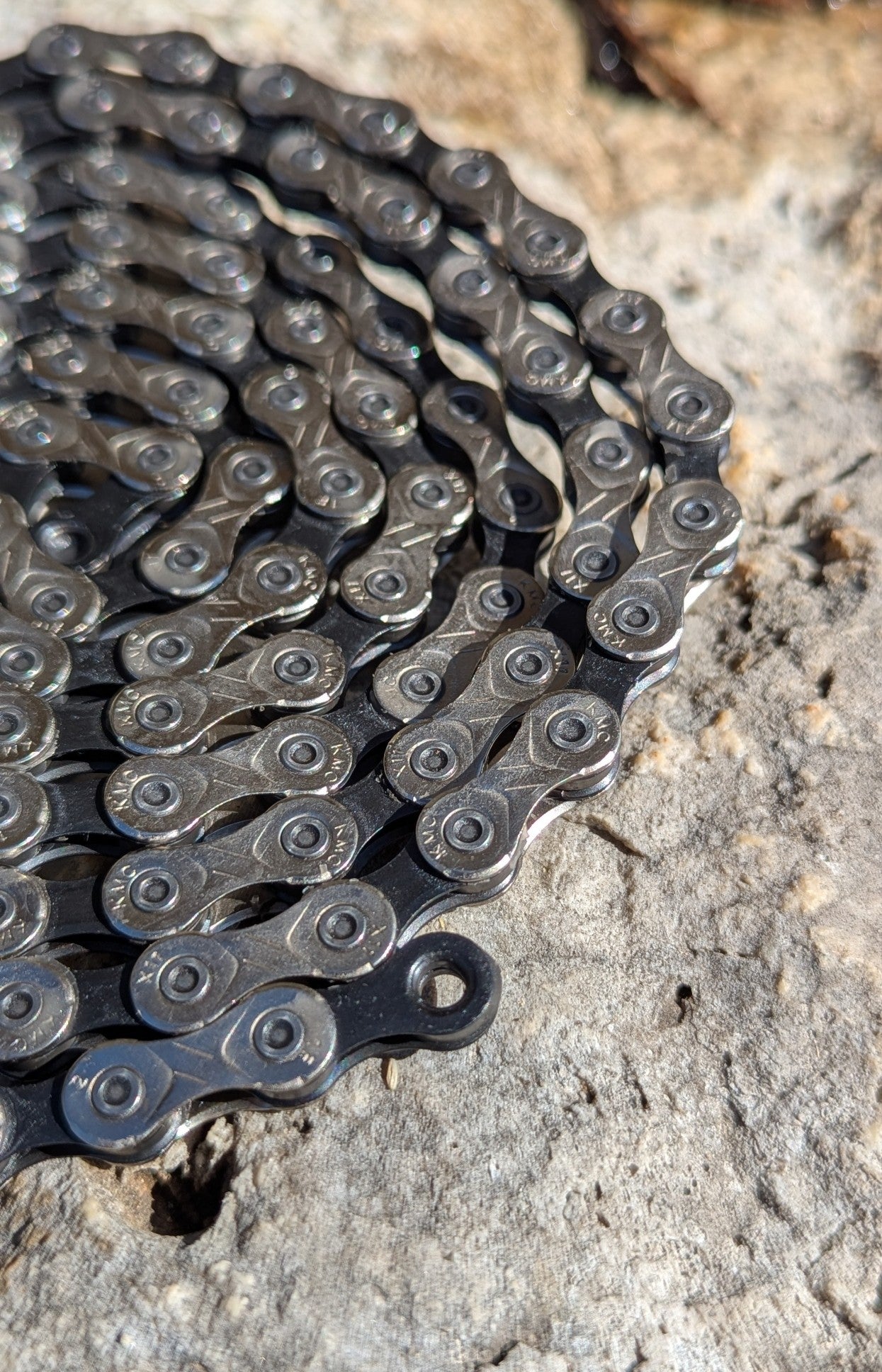 Detailansicht der KMC X11 Fahrradkette mit Molten Speed Wax vorbehandelt, 118 Glieder, gleichmäßige Wachsbeschichtung auf den Kettengliedern