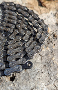 Detailansicht der KMC X11 Fahrradkette mit Molten Speed Wax vorbehandelt, 118 Glieder, gleichmäßige Wachsbeschichtung auf den Kettengliedern