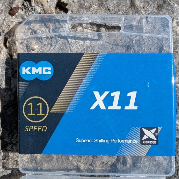 Originalverpackung der KMC X11 11-fach Fahrradkette mit X-Bridge Technologie, Vorderseite der Verpackung