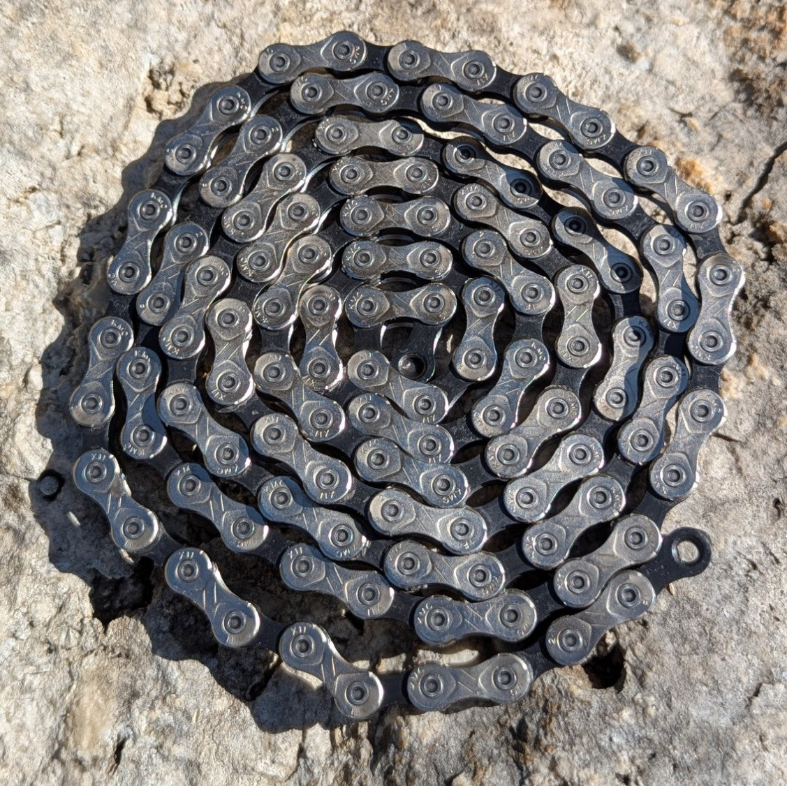 KMC X11 Fahrradkette mit Molten Speed Wax vorbehandelt, 118 Glieder, ausgelegt auf Stein im Detail