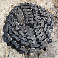 KMC X11 Fahrradkette mit Molten Speed Wax vorbehandelt, 118 Glieder, ausgelegt auf Stein im Detail
