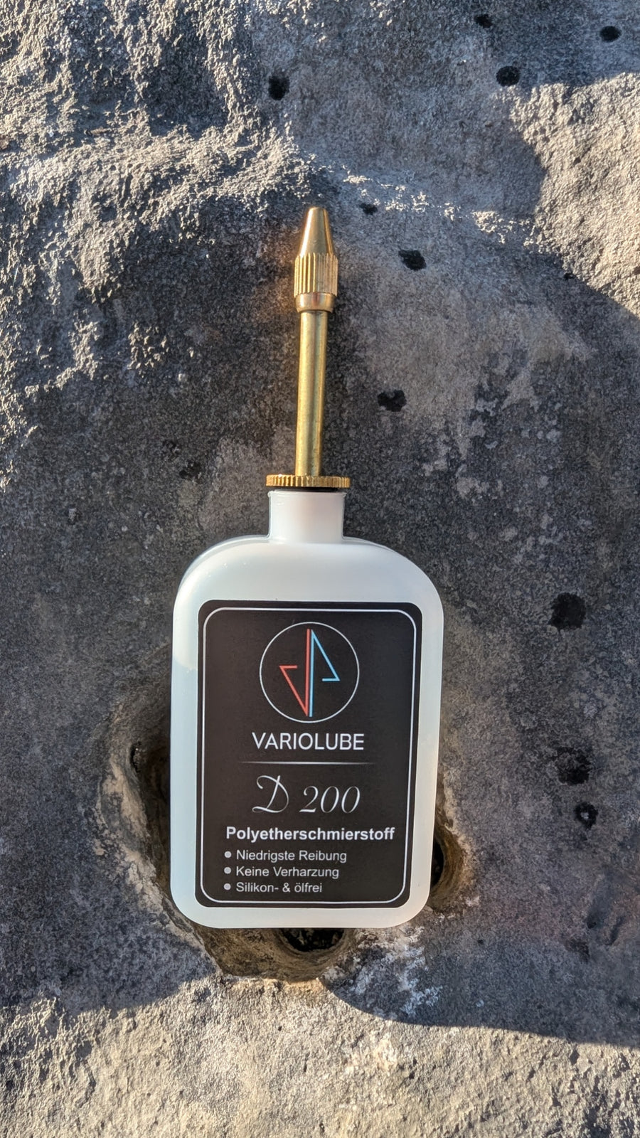 Variolube D200 Kettenschmierung, Vorderansicht vor felsigem Hintergrund