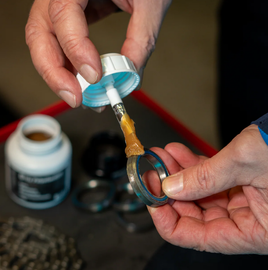 Anwendung des Variolube G11x Polyetherfetts aus der 100-g-Pinseldose auf ein Lagerbauteil