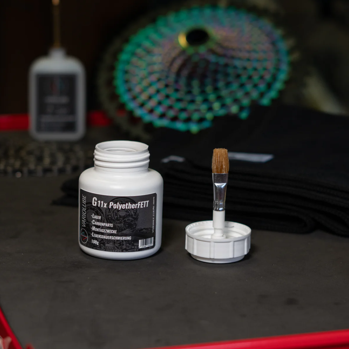 Geöffnete 100-g-Pinseldose des Variolube G11x Polyetherfetts mit integriertem Pinsel