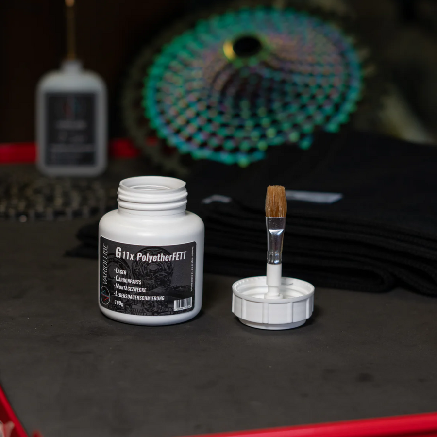 Geöffnete 100-g-Pinseldose des Variolube G11x Polyetherfetts mit integriertem Pinsel