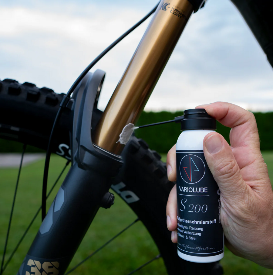 Anwendung des Variolube S200 Allround Sprays an der Federgabel