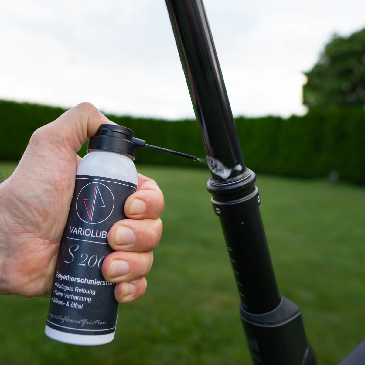 Anwendung des Variolube S200 Allround Sprays an einer versenkbaren Sattelstütze (Dropper Post)