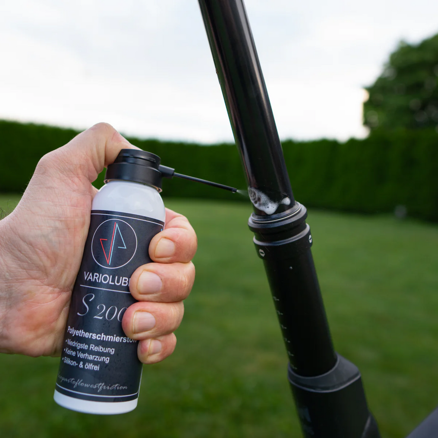 Anwendung des Variolube S200 Allround Sprays an einer versenkbaren Sattelstütze (Dropper Post)