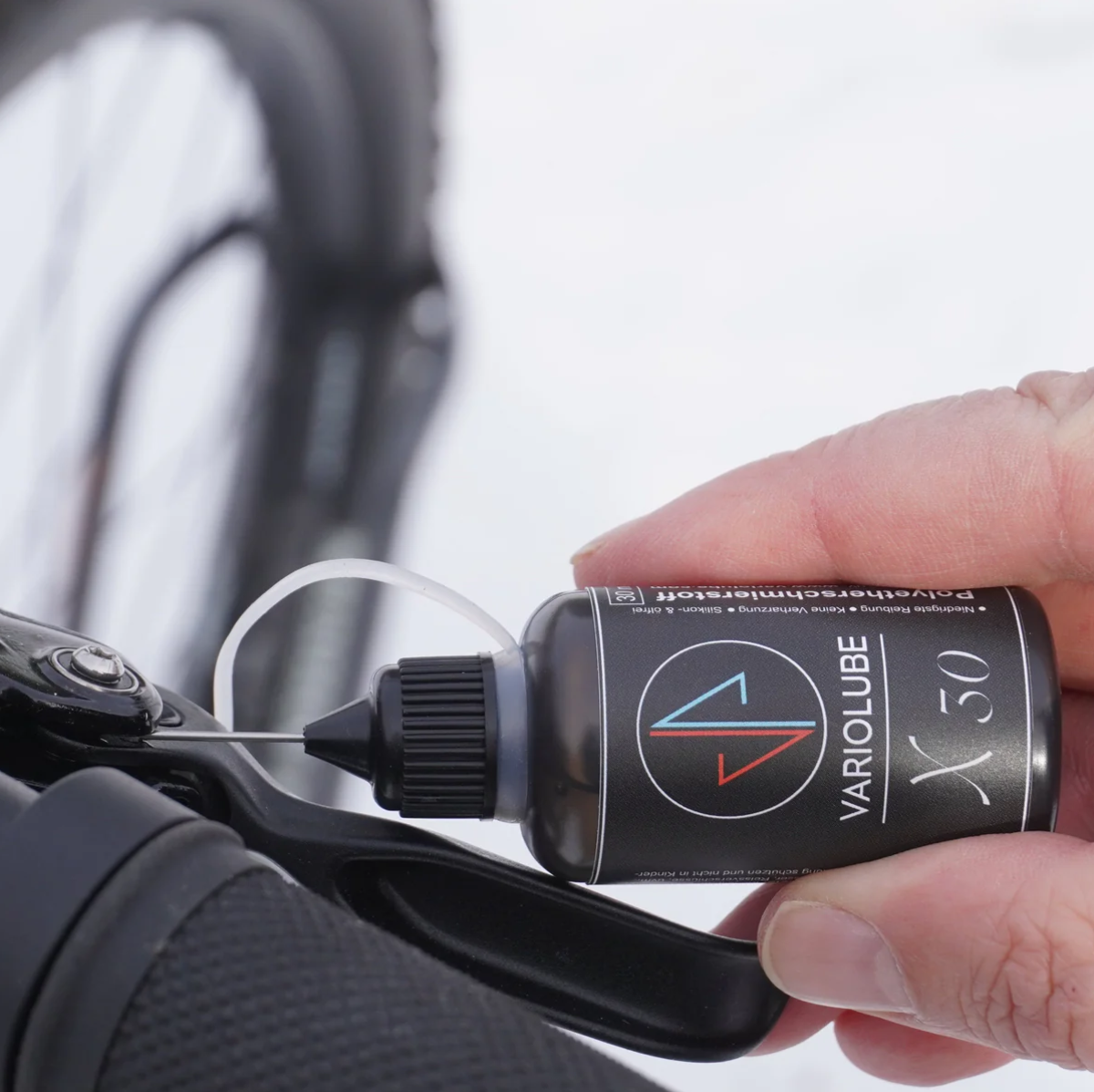 Feindosierte Schmierung eines Fahrradbremshebels mit Variolube X30 Präzisionsschmierstoff.