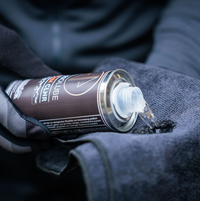 Anwendung des Variolube Chain CLNR: Kettenreiniger wird auf ein Tuch gegeben, um die Fahrradkette zu säubern. Aceton